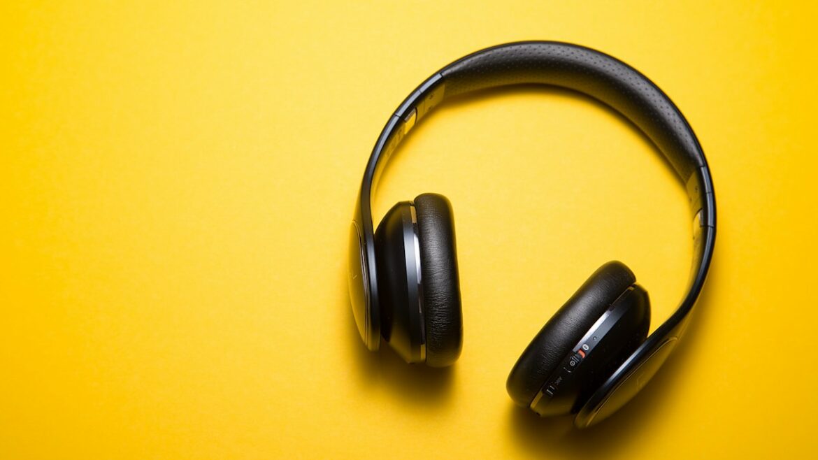 Casque audio posé sur un fond jaune, illustration de la prévention auditive