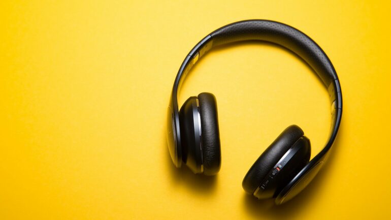 Casque audio posé sur un fond jaune, illustration de la prévention auditive