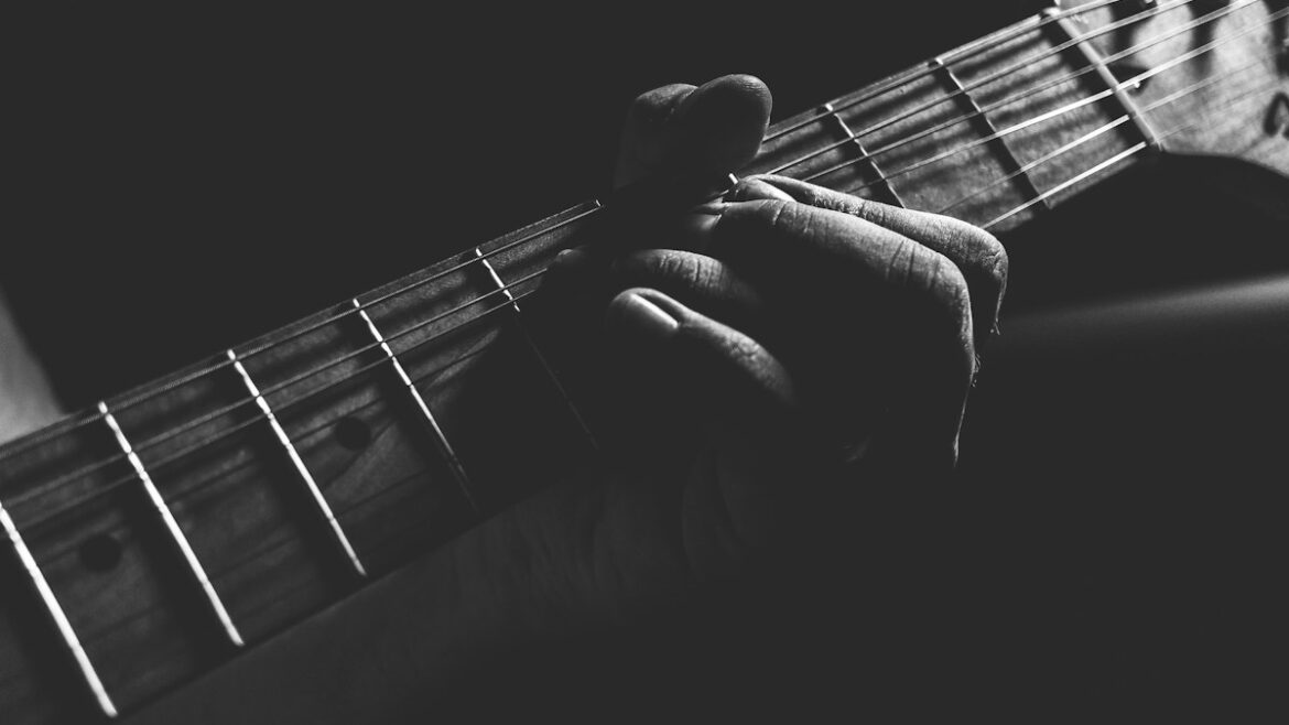 Détail d’une guitare en noir et blanc, photographie d’illustration sans lien avec Thomas Dutronc