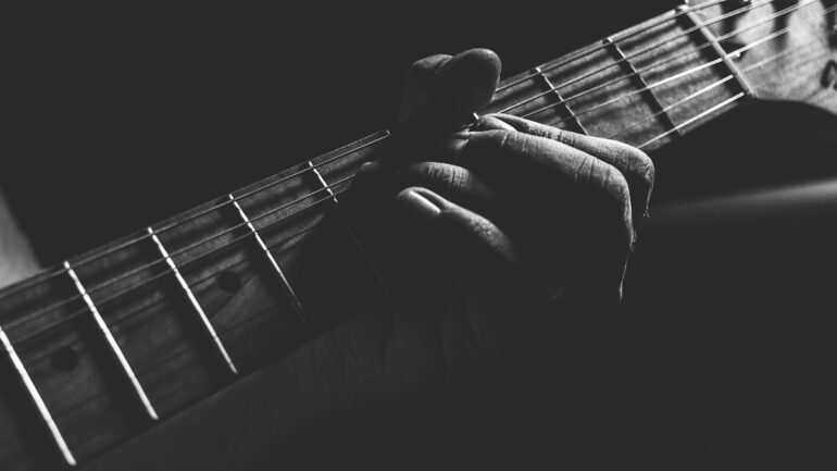 Détail d’une guitare en noir et blanc, photographie d’illustration sans lien avec Thomas Dutronc